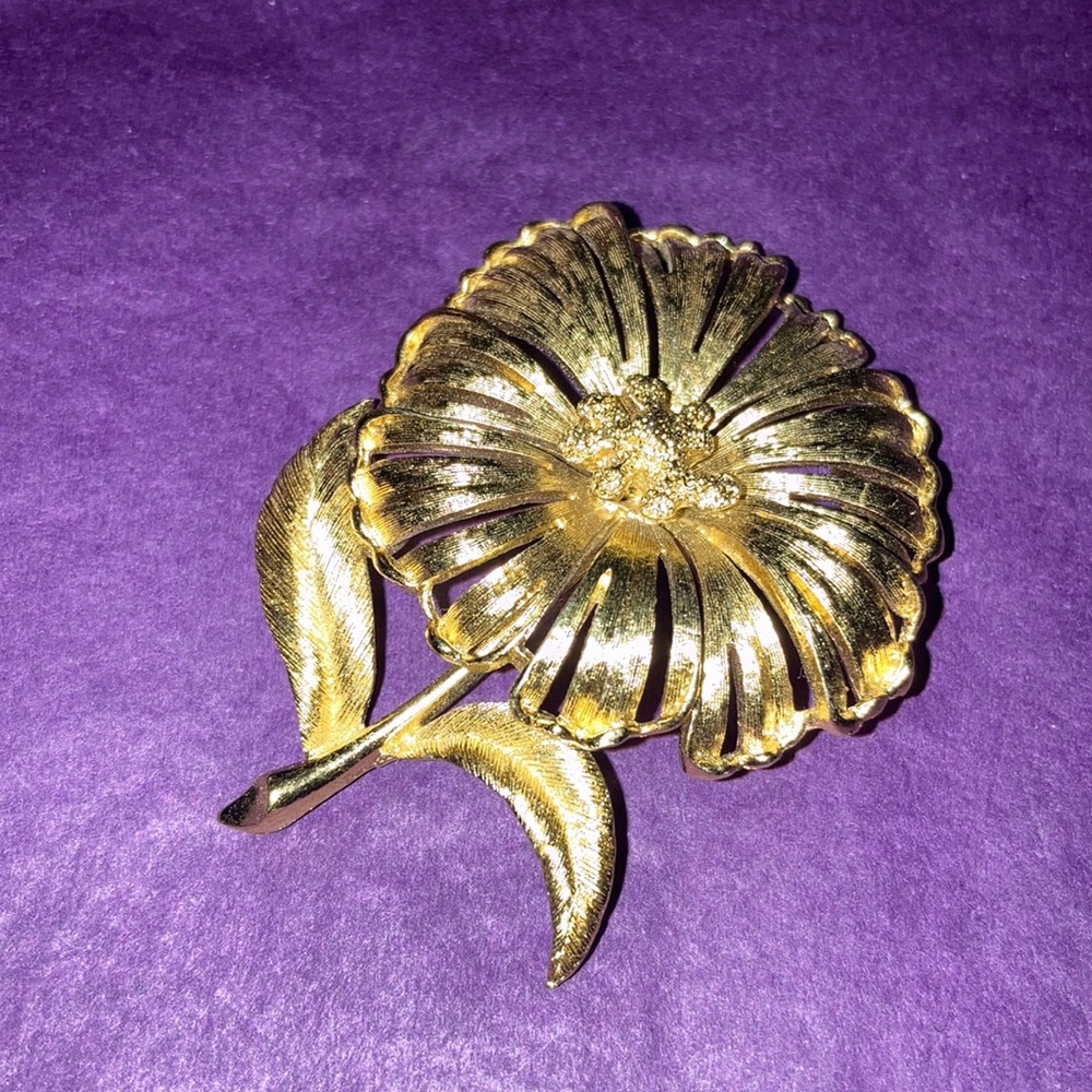 Vintage Monet brooch in Gold tone